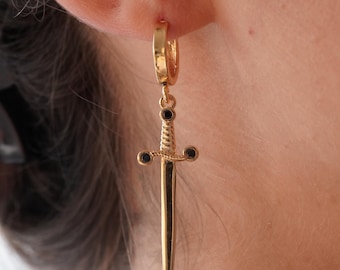 Boucles d'oreilles créoles épée - élégance gothique et médiévale, bijoux épée, bijoux gothiques, boucles d'oreilles lame, bijoux médiévaux