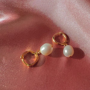 18K Gold Filled Pearl - Pearl Huggie Earrings - Tiny Pearl Earrings - Dainty Pearl Hoops - Gift for her - Bridesmaids Jewelry - Freswater