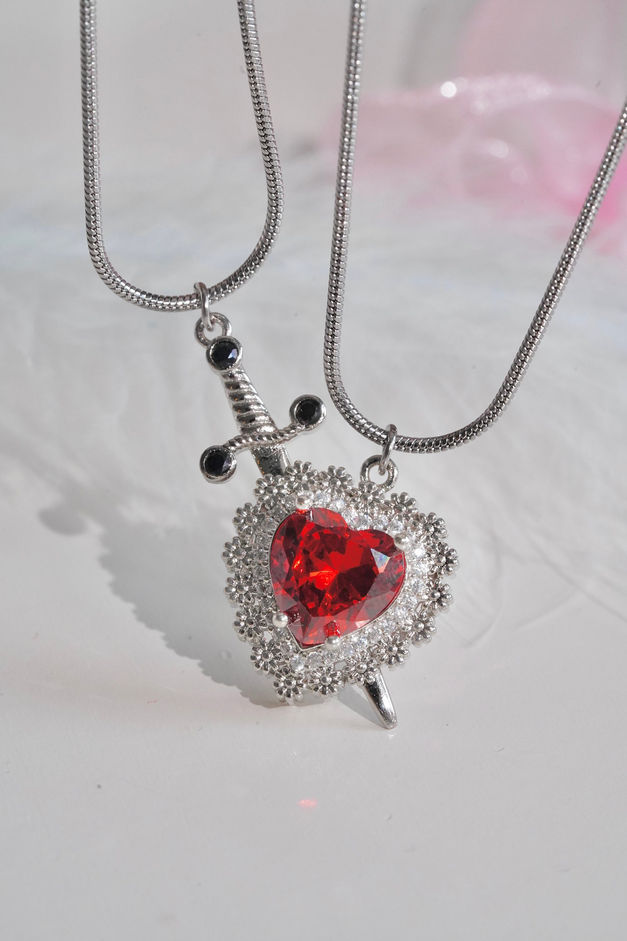 Joyas para parejas: collar con corazón y espada, collar de cazador y collar  con espada - Etsy España