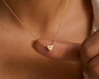 Aangepaste gegraveerde hartketting, gepersonaliseerde datumketting, harthanger cadeau voor haar, jubileumcadeau voor vrouw, sierlijke liefdesketting