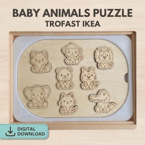 Puede incluir: Rompecabezas de animales bebés de madera con un zorro, un mono, un león, un oso, un tigre, un elefante, un gato y un cocodrilo. El rompecabezas está en un marco de madera con el texto "BABY ANIMALS PUZZLE TROFAST IKEA" y "DESCARGA DIGITAL".