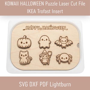 Puede incluir: Un tablero de rompecabezas de madera clara diseñado para un contenedor IKEA Trofast, con el texto "HAPPY HALLOWEEN" y seis figuras cortadas con láser: una calabaza, un fantasma, un murciélago, un gato, una bruja con escoba y una araña.