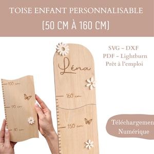 May include: A light wood growth chart featuring the name Léna, butterfly engravings, and white flower accents. The chart displays measurements from 50 cm to 160 cm. Text includes TOISE ENFANT PERSONNALISABLE, SVG - DXF, PDF - Lightburn, and Téléchargement Numérique.