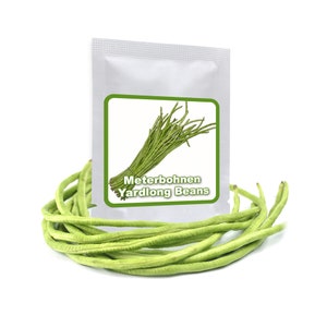 Può includere: Un pacchetto bianco di semi di fagiolini lunghi con un'etichetta verde che dice "Meterbohnen Yardlong Beans" e un'immagine di fagiolini lunghi. Un mucchio di fagiolini lunghi verdi freschi è in primo piano.