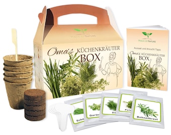 Könnte beinhalten: Ein Garten-Set bestehend aus einem Karton mit der Aufschrift Oma's KÜCHENKRÄUTER BOX, einer passenden Anleitung, fünf braunen Fasertöpfen, fünf weißen Pflanzensteckern, fünf gepressten Erdscheiben und fünf Samentüten mit Kräuterbildern.