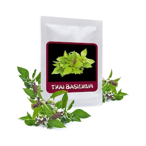 Puede incluir: Un paquete blanco con una etiqueta negra y roja que dice "THAI BASILIKUM". La etiqueta tiene una imagen de hojas verdes de albahaca tailandesa. Hay hojas verdes de albahaca tailandesa sobre un fondo blanco.