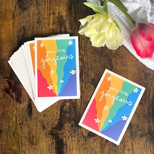 You are Gorgeous Karte – Postkarte mit Regenbogenmotiv, Pride Karte zum Versenden oder als Geschenkbeilage, A6 Grußkarte