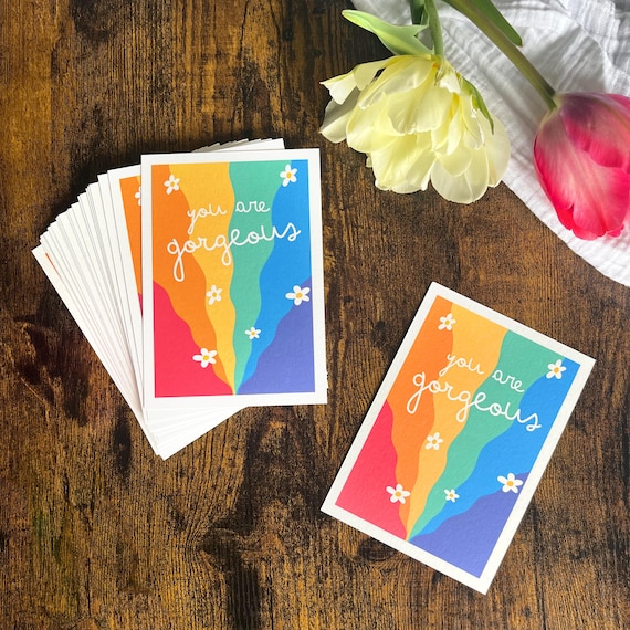 You are Gorgeous Karte – Postkarte mit Regenbogenmotiv, Pride Karte zum Versenden oder als Geschenkbeilage, A6 Grußkarte