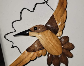 Colibrí volador con intarsia de madera