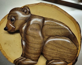 Osezno de oso de madera con incrustaciones, oso, rodaja de madera