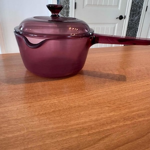 Può includere: Un set di tre tazze in ceramica con finitura opaca e macchiettata. Le tazze sono nei toni del crema, marrone chiaro e marrone scuro. Ogni tazza ha un design semplice e minimalista.