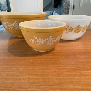 Vintage Pyrex Butterfly Gold Nesting Mixing Bowls # 401 402 403 Set of 3
