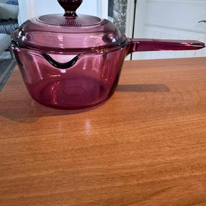 Può includere: Un set di tre tazze in ceramica con finitura opaca e macchiettata. Le tazze sono nei toni crema, grigio chiaro e grigio scuro. Ogni tazza ha un design semplice e minimalista, perfetto per caffè o tè.