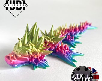Könnte beinhalten: Eine regenbogenfarbene, 3D-gedruckte, segmentierte, stachelige Kreatur mit einer strukturierten Oberfläche.