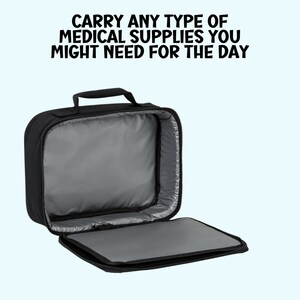 Op de afbeelding: Zwarte ge&iuml;soleerde lunchtas met een ritssluiting en een bovenste handvat. De tas is open en de binnenkant is gevoerd met grijs stof. "Carry any type of medical supplies you might need for the day" is gedrukt op een witte achtergrond boven de afbeelding.