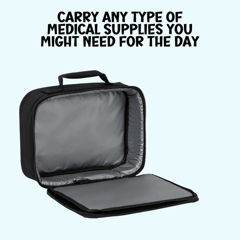Op de afbeelding: Zwarte ge&iuml;soleerde lunchtas met een ritssluiting en een bovenste handvat. De tas is open en de binnenkant is gevoerd met grijs stof. "Carry any type of medical supplies you might need for the day" is gedrukt op een witte achtergrond boven de afbeelding.