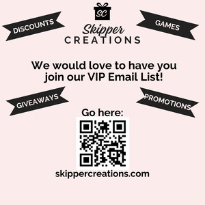 Op de afbeelding: Een zwart-witte afbeelding met de tekst "Skipper Creations" en een logo van een cadeaudoos met de letters "SC" erin. De tekst "We would love to have you join our VIP Email List!" staat onder het logo. Daaronder staat een zwart-witte QR-code met de tekst "Go here:" erboven en "skippercreations.com" eronder. Er zijn vijf zwart-witte lintbanners met de tekst "DISCOUNTS", "GAMES", "GIVEAWAYS", "PROMOTIONS" en "VIP Email List!" erop.