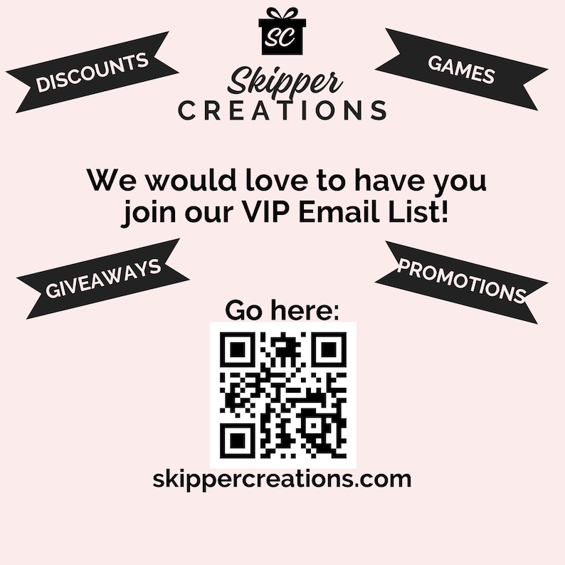Op de afbeelding: Een zwart-witte afbeelding met de tekst "Skipper Creations" en een logo van een cadeaudoos met de letters "SC" erin. De tekst "We would love to have you join our VIP Email List!" staat onder het logo. Daaronder staat een zwart-witte QR-code met de tekst "Go here:" erboven en "skippercreations.com" eronder. Er zijn vijf zwart-witte lintbanners met de tekst "DISCOUNTS", "GAMES", "GIVEAWAYS", "PROMOTIONS" en "VIP Email List!" erop.