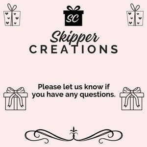 Op de afbeelding: Zwart-witte illustratie van een cadeaudoos met een strik erop. De tekst "Skipper Creations" staat in een decoratief lettertype onder de cadeaudoos. De tekst "Laat het ons weten als je vragen hebt." staat onder de tekst "Skipper Creations".
