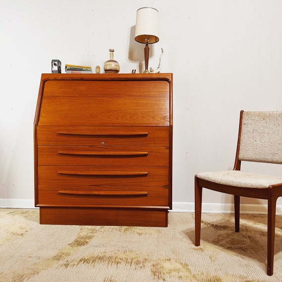 Mcm clearance secretary desk