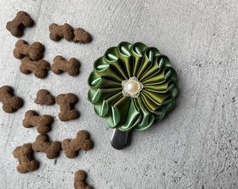 Dog show clip or catalogue number clip handmade of green satin ribbons and a center piece with floral brooch