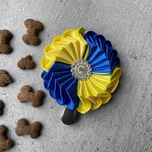 Skandinavische Flagge inspiriert - Hunde Show Nummerhalter / Schwedische Flagge Rosette aus Satinband / Shownummer Clip / Geschenk für Hundeliebhaber