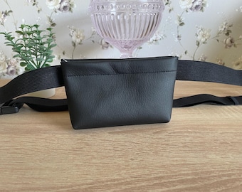 Treat pouch black with elastic band and magnetic closure suitable for dog shows