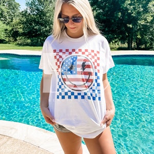 American Flag Retro Smily - 4th of July - Graphic Tee - Women’s Trendy Oversized Tee - T-Shirt - Teen Gift - Summer Vibes - USA - Patriotic