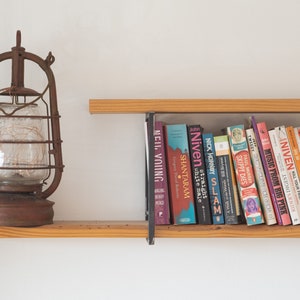 Rondhangen | Boekenplank van staal en hout