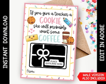 Op de afbeelding: Een roze en witte printbare cadeaukaart houder met een zwart cadeaukaart silhouet. De tekst luidt "Als je een leraar een koekje geeft, zal hij waarschijnlijk wat koffie willen." Er zijn schattige cartoon afbeeldingen van een koekje, een potlood, een liniaal en een kopje koffie.