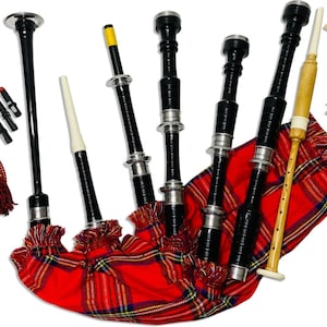 Può includere: Un set di cornamuse nere con accenti argentati e un sacco di tartan rosso e nero. Il set include un chanter, un drone e un tubo di soffiatura. Le cornamuse sono anche accompagnate da un set di ance e un kit di pulizia.