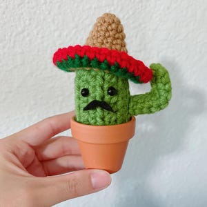 Cactus avec sombrero, chapeau de paille, chapeau de père Noël | Pot en argile de 2 po. | Décoration d'intérieur de fausse plante d'intérieur | Cadeau succulent fait main de jardin au crochet