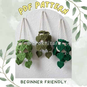 Puede incluir: Tres macetas colgantes de ganchillo con hojas verdes y macetas blancas. Las macetas están colgadas de una pared blanca. El texto "PDF PATTERN" está en la parte superior de la imagen y "BEGINNER FRIENDLY" en la parte inferior.