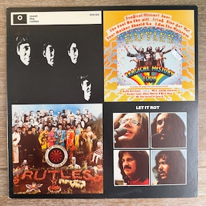 Può includere: Un album in vinile con quattro sezioni distinte. La sezione in alto a sinistra mostra "meet the rutles" e "stereo". La sezione in alto a destra presenta "Tradical History Tour" e "Tragical History Tour". La sezione in basso a sinistra dice "Rutles" e "Darts Club Band". La sezione in basso a destra dice "Let It Rot".