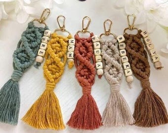 Chaveiro de macramê com nome de madrinha, presente para convite de madrinha, presente para despedida de solteira, presente de agradecimento, etiqueta de nome para mochila, chaveiro com pingente de macramê