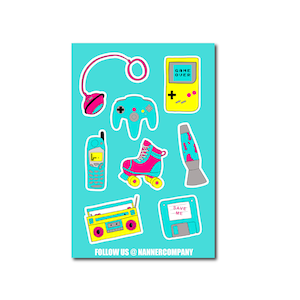 Puede incluir: Un conjunto de nueve pegatinas de temática retro que incluyen una consola de juegos, un teléfono, una radiocasete, un disquete, una lámpara de lava, patines, unos auriculares y un mando. Las pegatinas están sobre un fondo turquesa con el texto "FOLLOW US @NANNERCOMPANY".