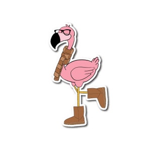 Peut inclure: Un flamant rose portant des bottes brunes et une écharpe brune avec des lunettes. Le flamant rose se tient sur une seule patte.