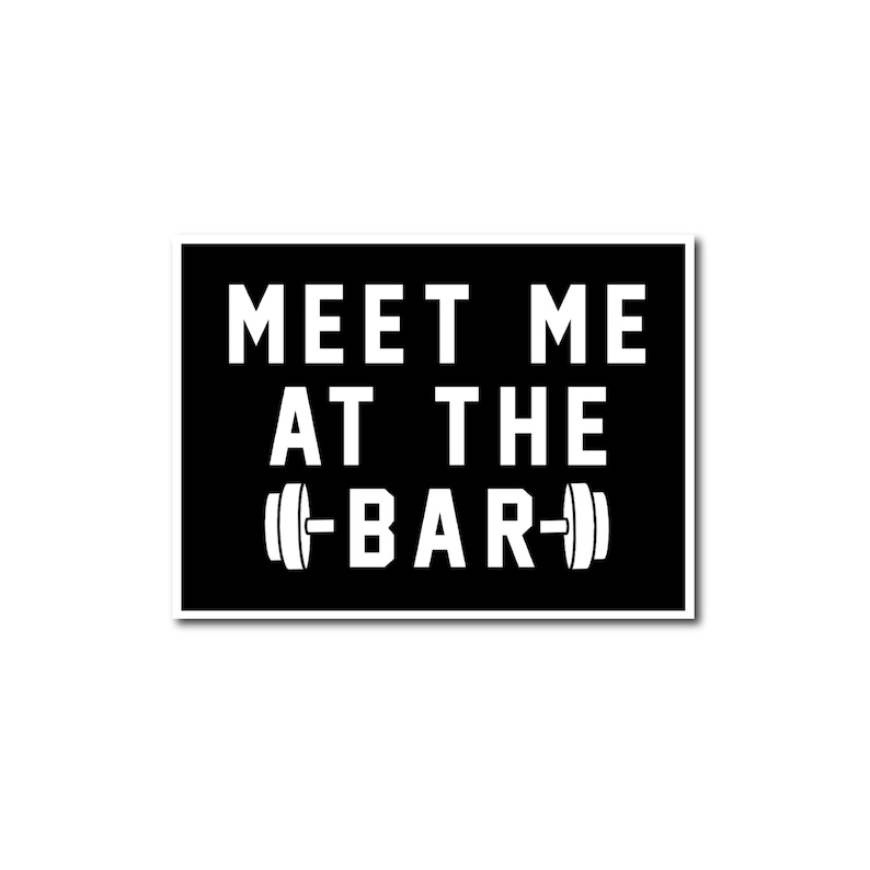 Może przedstawiać: Czarno-biały znak z tekstem "Meet me at the -BAR- " z grafiką sztangi.