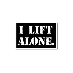 Może przedstawiać: Czarno-biała naklejka z tekstem "I LIFT ALONE."