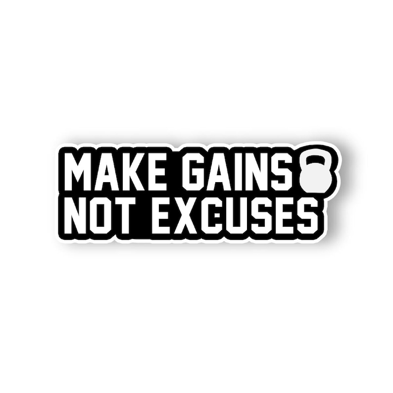 Może przedstawiać: Czarno-biała naklejka z tekstem "MAKE GAINS NOT EXCUSES" i białą ikoną kettlebella.