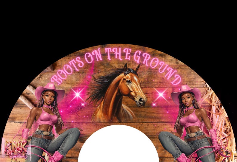 K&ouml;nnte beinhalten: Ein rosafarbenes und braunes Holzschild mit dem Text "Boots on the Ground" in rosafarbenen Buchstaben. Zwei Frauen in rosafarbenen Cowboyh&uuml;ten und Outfits befinden sich auf beiden Seiten des Schildes. Ein braunes Pferd mit rosafarbener M&auml;hne befindet sich in der Mitte des Schildes.