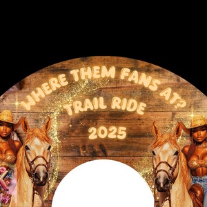 K&ouml;nnte beinhalten: Ein Holzschild mit dem Text "Where Them Fans At? Trail Ride 2025" in goldenen Buchstaben. Zwei Frauen in Cowboyh&uuml;ten reiten auf Pferden auf beiden Seiten des Schildes. Das Schild ist mit Glitzer verziert.