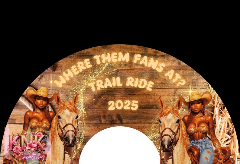 K&ouml;nnte beinhalten: Ein Holzschild mit dem Text "Where Them Fans At? Trail Ride 2025" in goldenen Buchstaben. Zwei Frauen in Cowboyh&uuml;ten reiten auf Pferden auf beiden Seiten des Schildes. Das Schild ist mit Glitzer verziert.