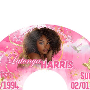 K&ouml;nnte beinhalten: Ein rosa-goldener Gedenkf&auml;cher mit einem Foto einer Frau mit lockigem Haar. Der F&auml;cher tr&auml;gt den Text "Forever in our hearts" oben, "Latonya HARRIS" in der Mitte und "Sunrise 10/21/1994" und "Sunset 02/01/2025" unten.
