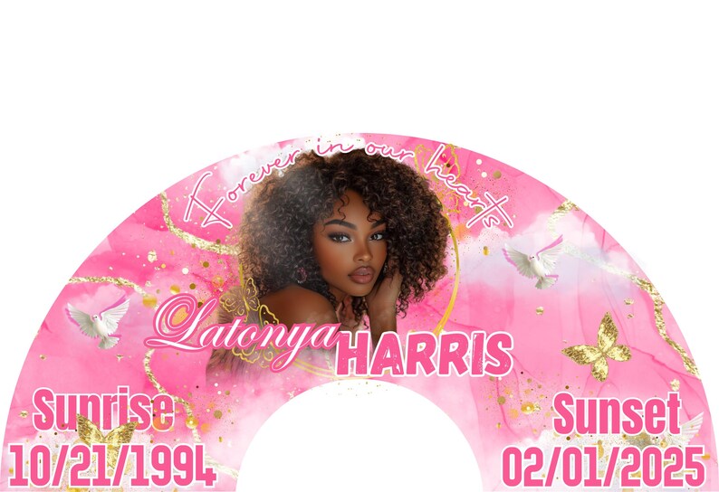 K&ouml;nnte beinhalten: Ein rosa-goldener Gedenkf&auml;cher mit einem Foto einer Frau mit lockigem Haar. Der F&auml;cher tr&auml;gt den Text "Forever in our hearts" oben, "Latonya HARRIS" in der Mitte und "Sunrise 10/21/1994" und "Sunset 02/01/2025" unten.