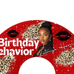 K&ouml;nnte beinhalten: Roter Glitzerhintergrund mit einem schwarz-wei&szlig;en Leopardenmuster. Der Text "Birthday Behavior" ist in Wei&szlig;. Eine Frau mit langen schwarzen Z&ouml;pfen befindet sich in der Mitte des Designs. Der Text "Latonya Harris" ist in Wei&szlig;.