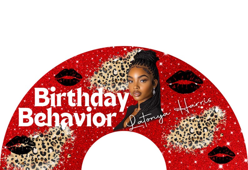 K&ouml;nnte beinhalten: Roter Glitzerhintergrund mit einem schwarz-wei&szlig;en Leopardenmuster. Der Text "Birthday Behavior" ist in Wei&szlig;. Eine Frau mit langen schwarzen Z&ouml;pfen befindet sich in der Mitte des Designs. Der Text "Latonya Harris" ist in Wei&szlig;.
