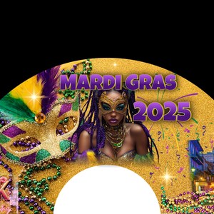 K&ouml;nnte beinhalten: Ein Fotobooth-Requisit zum Thema Mardi Gras mit einer goldenen, gr&uuml;nen und violetten Maske, Perlen und einer Frau, die eine violette Maske und ein goldenes und gr&uuml;nes Kost&uuml;m tr&auml;gt. Der Text "Mardi Gras 2025" ist in violetten Buchstaben. Der Text "KNK Creations" ist in rosa und wei&szlig;en Buchstaben.