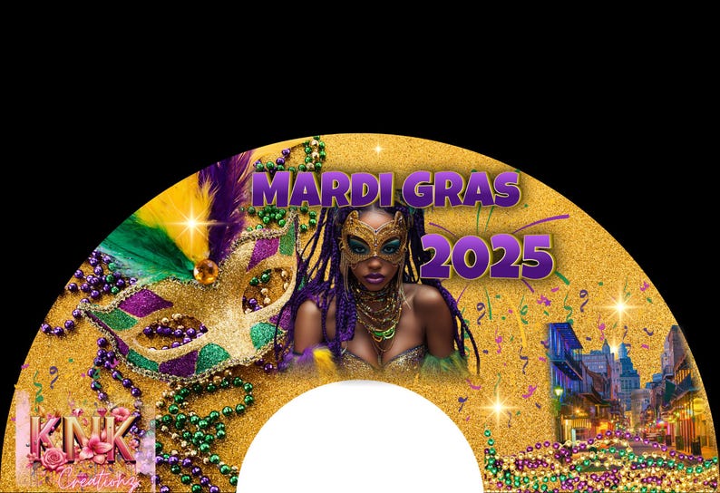 K&ouml;nnte beinhalten: Ein Fotobooth-Requisit zum Thema Mardi Gras mit einer goldenen, gr&uuml;nen und violetten Maske, Perlen und einer Frau, die eine violette Maske und ein goldenes und gr&uuml;nes Kost&uuml;m tr&auml;gt. Der Text "Mardi Gras 2025" ist in violetten Buchstaben. Der Text "KNK Creations" ist in rosa und wei&szlig;en Buchstaben.