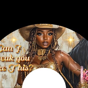 K&ouml;nnte beinhalten: Eine Frau tr&auml;gt einen goldenen und braunen Cowboyhut und ein goldfarbenes Paillettenoberteil. Der Hintergrund ist ein gold- und braunes Holzmaserungsmuster. Der Text "Can I Freak You Like This?" ist in goldenen Buchstaben geschrieben. Der Text "KNK Creations" ist in rosa Buchstaben geschrieben.